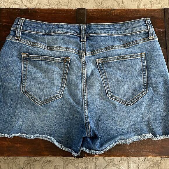 Gap Factory Med WashHigh Rise Cut Off Shorts 3" Inseam Size 8 - Picture 2 of 4